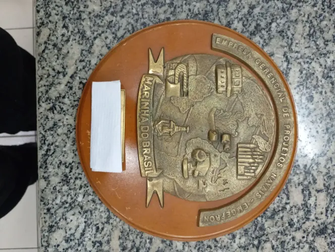 Placa de homenagem ou comemorativa
