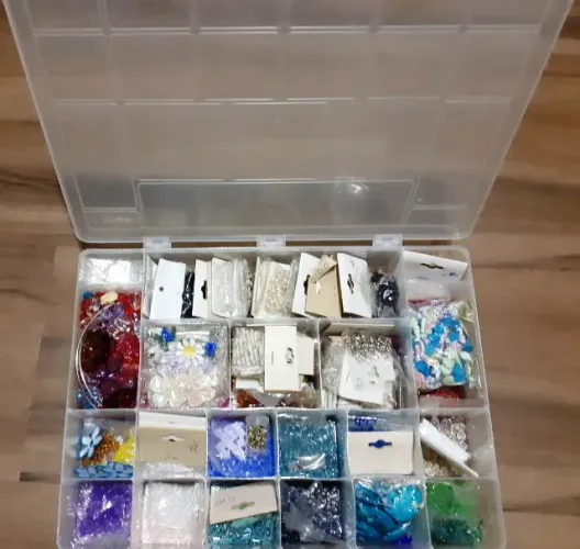 kit de miçangas, pedrarias e apliques