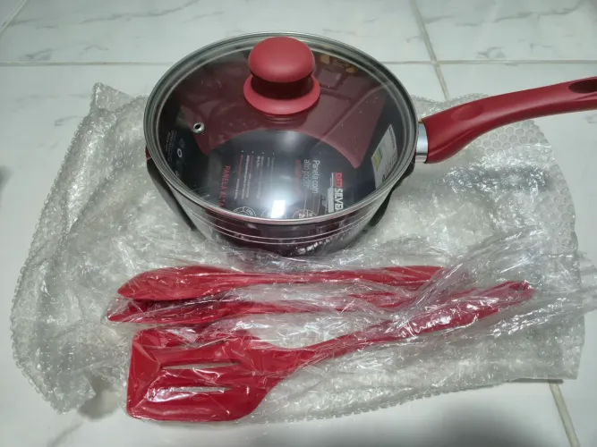 Caçarola redsilver + uma tampa + 3 colheres de silicone.