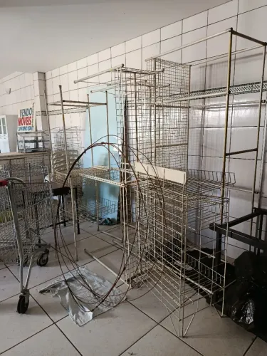 Vende-se vários cestinhos de supermercado