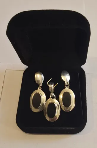 Conjunto em prata 950 com ônix natural, composto por brincos e pingente