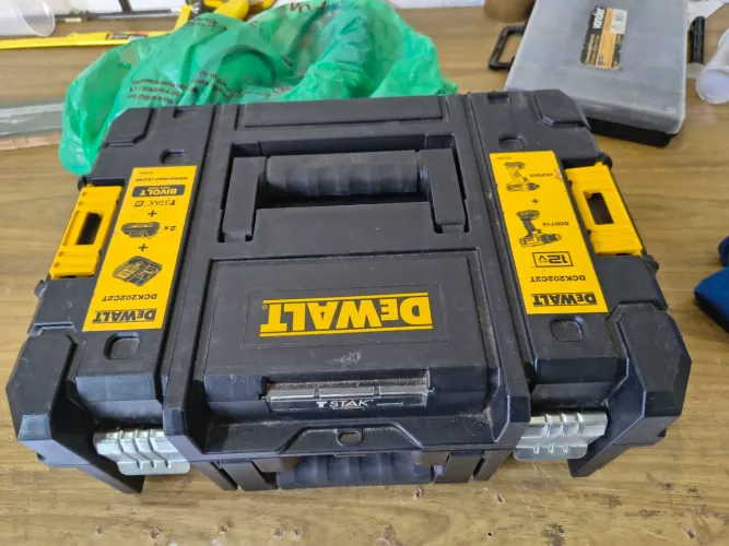 Kit furadeira e parafusadeira de impacto Dewalt 12v