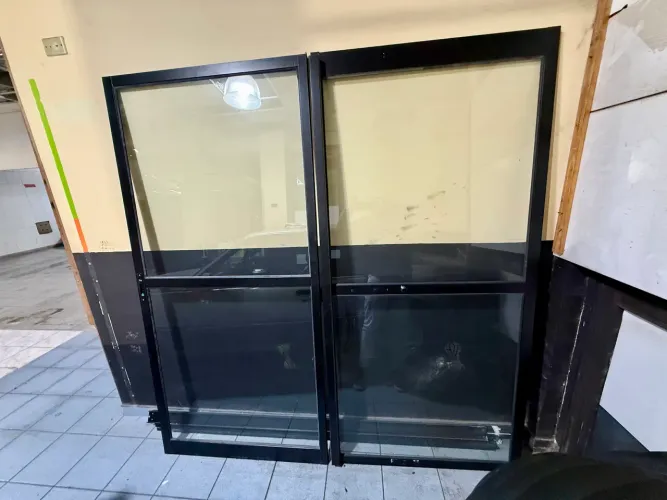 Vendo porta balcão, porta banheiro e tanque 