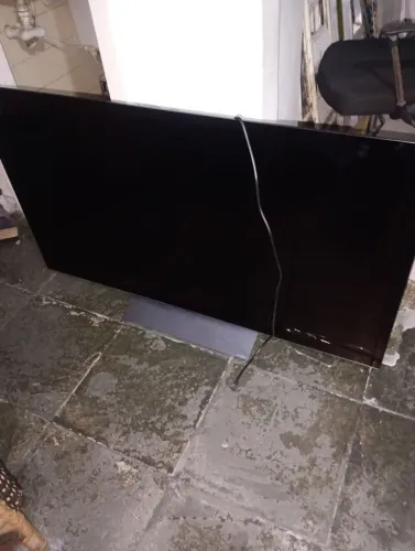 Vendo uma TV LG LCD 55 pra retirar peças caiu e trincou o vidro 