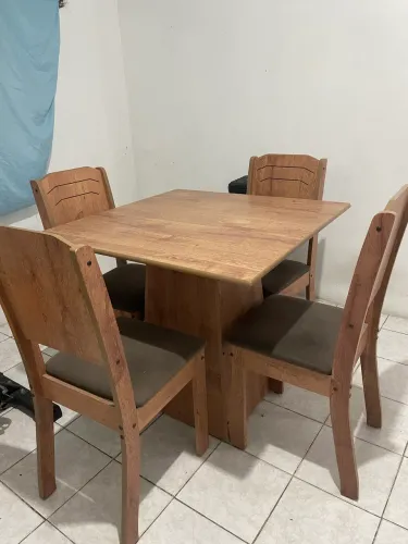 Mesa madeira 4 cadeiras 