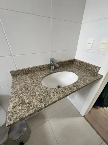 Tampão de granito com cuba de cerâmica oval