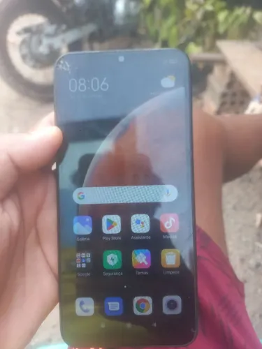 Vendo um aparelho celular só com a tela trincada Mas tá bom de uso um redmi c9