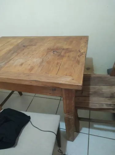 mesa rústica, c 2 cadeiras, 1000 reais 