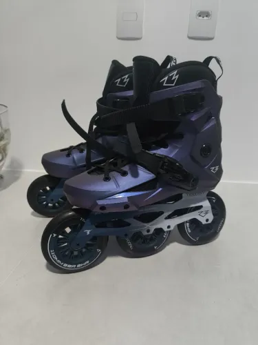 Patins New Revolt R3 Azul Holográfico - 110m ABEC-9 Cromo/ Tam 39/40 BR