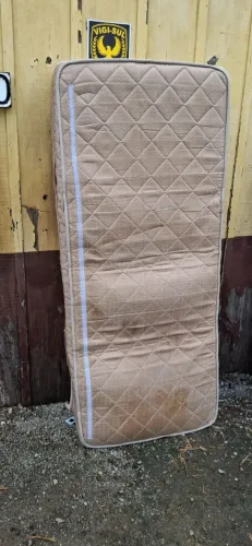 Colchão de solteiro em bom estado, bege.