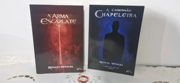 Saga A Arma Escarlate 2 livros - A Arma Escarlate e A Comissão Chapeleira