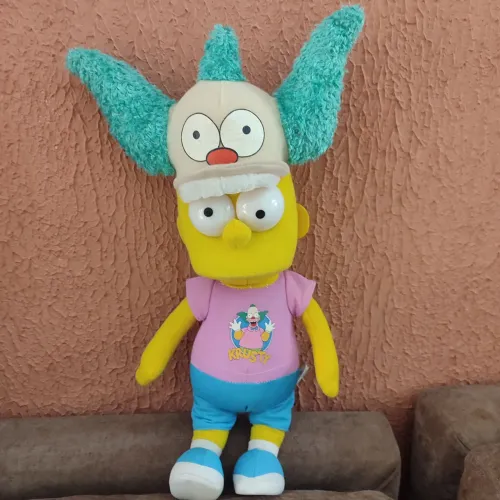 boneco de pelúcia do personagem Bart Simpson vestindo uma fantasia do Krusty,