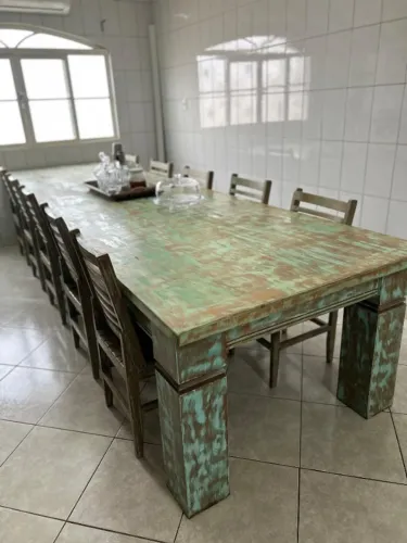 Mesa rústica com 10 cadeiras