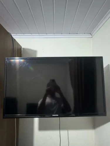 Vende-se televisão 32?, não é Smart mas possui controle e HDMI