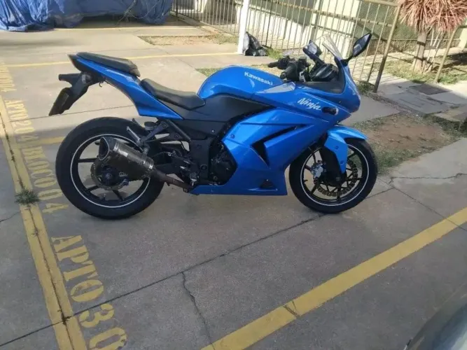 Ninja mais diferenciada da região única azul metálico que conheço 