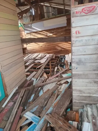 VENDE-SE UMA CASA NA "12°AVENIDA DO CONGOS FICA NA PONTE. ACEITA PROPOSTA DE NEGÓCIO