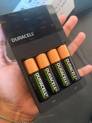 4 Pilhas duracell AA recarregaveis + carregador e manual