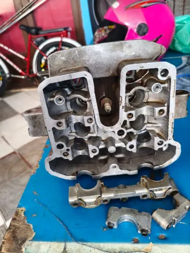 Cabeçote da cb300r trincado 