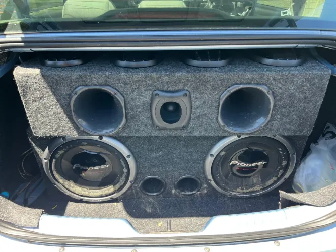Box com subwoofer e módulos - som de carro 