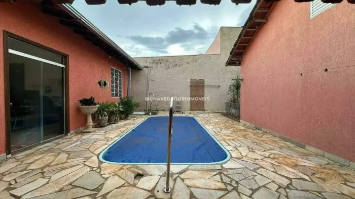 Casa à venda com piscina e varanda gourmet no bairro Grande Horizonte.