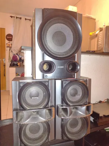 2 caixas de som SONY + subwoofer. Pra sair rápido!