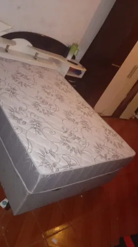 Cama de casal com baú