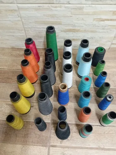 Vendo lote de linha e fios de maquina de costura