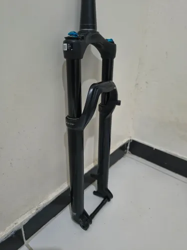 Vendo suspensão Fox 32 ar e óleo com ajuste de retorno eixo boost