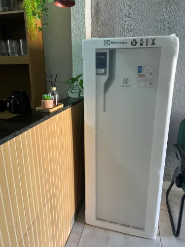 Geladeira Electrolux, 240 litros - Branca