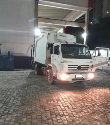 Caminhão VW Worker compactador de lixo