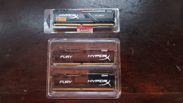 Kit com 3 Memórias HyperX DDR4 4GB 2400MHz - Seminovas | Excelente Estado