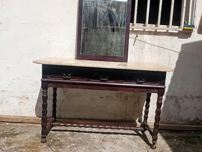 Aparador com tampo de mármore travertino espelho antigo de madeirao em ótimo estado 