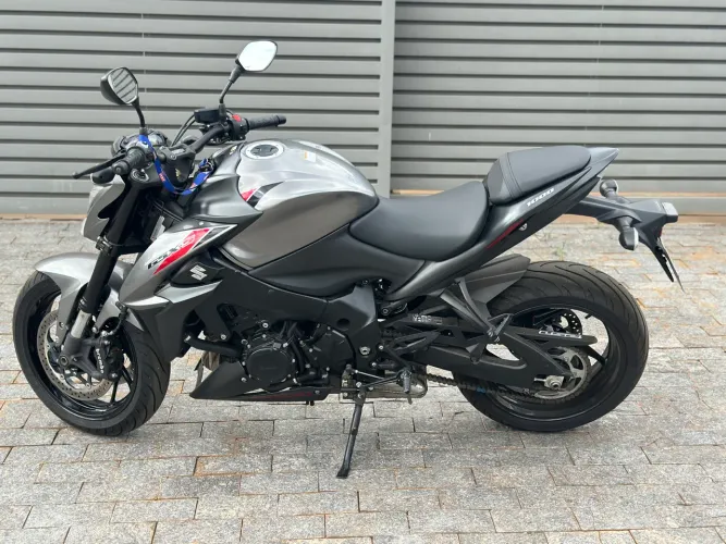 SUZUKI GSX-S 1000 2018 Extremamente conservada com apenas 4.650 km rodados 