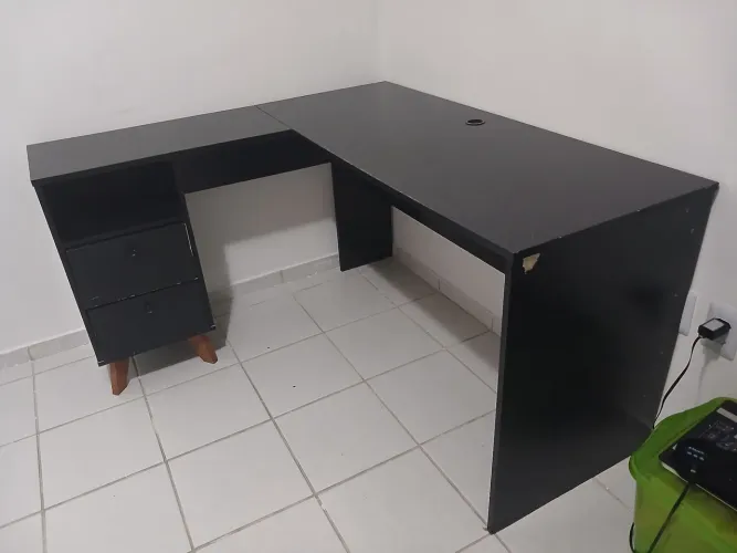 Escrivaninha em L, na cor preta 