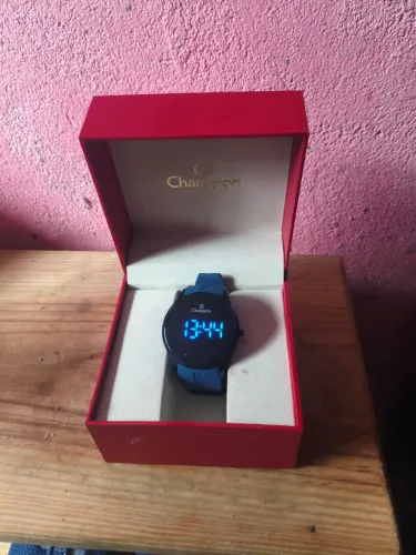 Vendo relógio original 300 reais dinheiro ou Pix telefone pra contato *