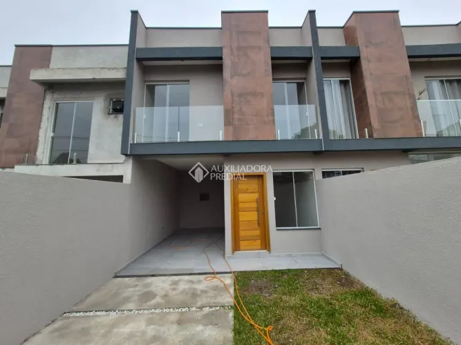 Sobrado de frente para rua, com 3 quartos no bairro Campo Comprido.