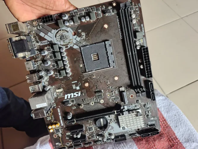 Placa mãe b450 com defeito