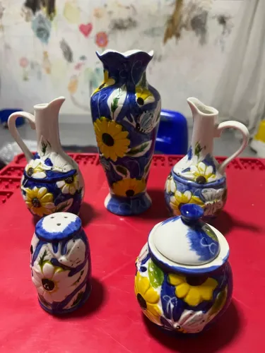 Conjunto de cerâmica artesanal pintado a mão 