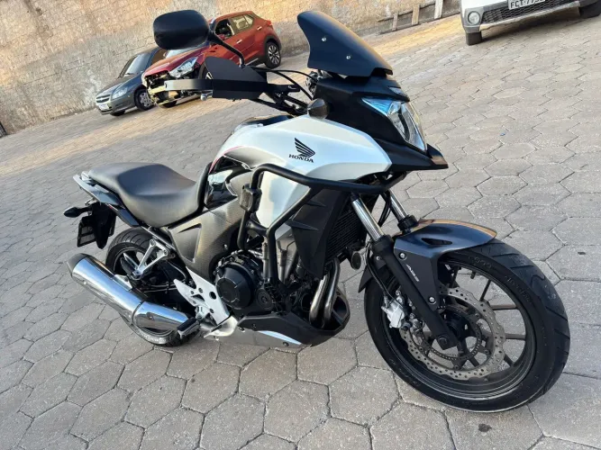 Vendo cb500x moto com todas as manutenções em dias.