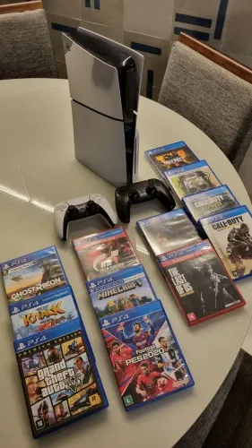 PS5 Slim 1TB C/ Leitor + 2 Controles Originais + GTA V + COD + Minecraft<br>
