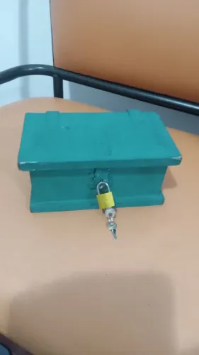 Baú de maneira com cadeado pintado de verde