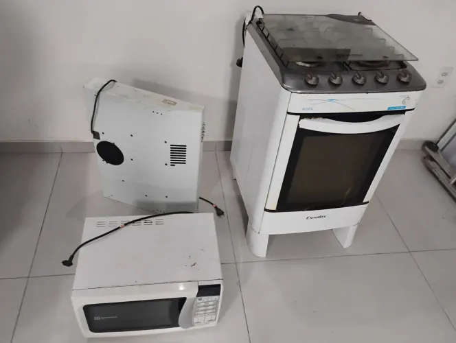 Fogão, microondas e depurador 