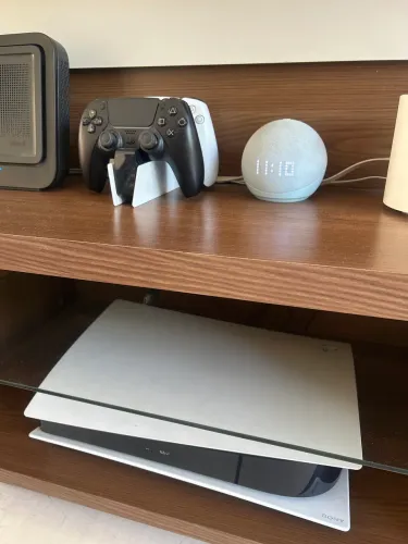 PlayStation 5 925GB com 2 controles e God of War Ragnarok