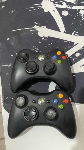 2 controles de Xbox 360 (não está ligando)