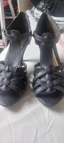 Sandália preta número 37 ideal para baile