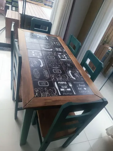 Mesa de madeira maciça com 6 cadeiras