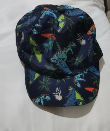 Boné infantil dinossauro