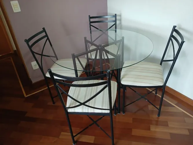 MESA DE JANTAR DE VIDRO REDONDA COM 4 CADEIRAS DE FERRO TUBULAR MODERNA