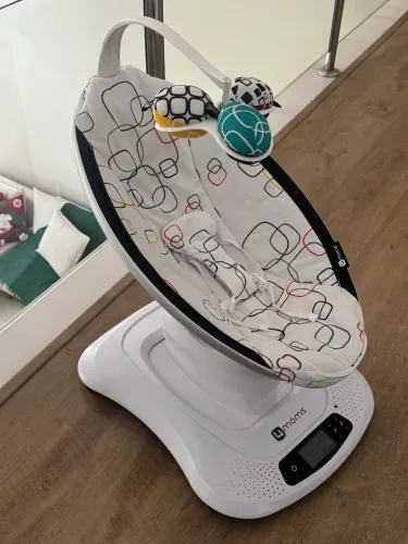 Cadeira de Balanço e Descanso MamaRoo 4.0 Multi Color Plush 