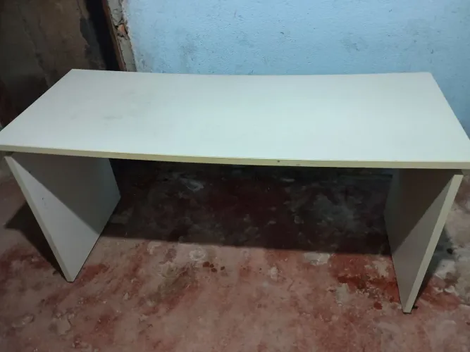 Mesa Retangular Multiuso!<br><br>Largura: 163 cm<br>Profundidade: 57 cm<br>Altura: 75 cm